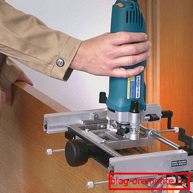 Reparación de puertas de bricolaje con enrutador manual.