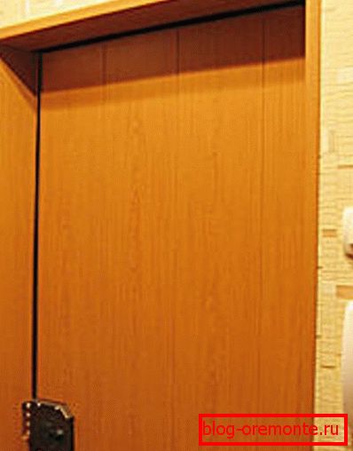 Puerta forrada con paneles de MDF. Puerta forrada con paneles de MDF.