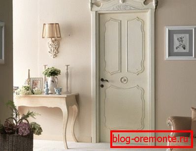Restauración de la antigua puerta para el interior en el estilo de la Provenza.