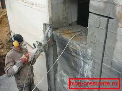 Abertura de corte en un grueso muro de apoyo Abertura de corte en un grueso muro de apoyo