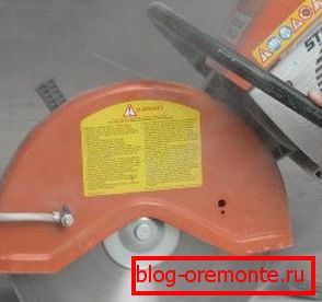 Cortar el hormigón armado con círculos de diamante al desmontar el suelo. Cortar el hormigón armado con círculos de diamante al desmontar el suelo.