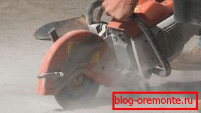 Cortar hormigón armado con círculos de diamante utilizando una herramienta profesional. Cortar hormigón armado con círculos de diamante utilizando una herramienta profesional.