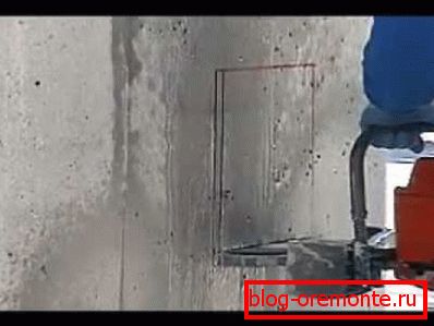 Cortar el hormigón armado con círculos de diamante manualmente. Cortar el hormigón armado con círculos de diamante manualmente.