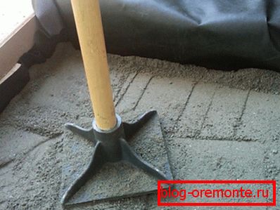 Apisonamiento manual: muchos desarrolladores privados hacen herramientas similares con barras de madera. Apisonamiento manual: muchos desarrolladores privados hacen herramientas similares con barras de madera.