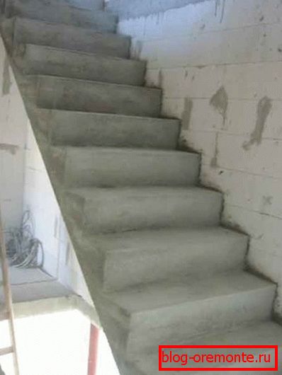 Construcción propia de hormigón armado fundido. Construcción propia de hormigón armado fundido.