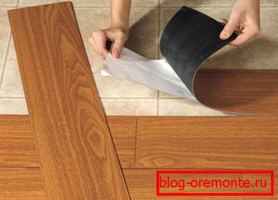 Utilizamos baldosas de PVC autoadhesivas.