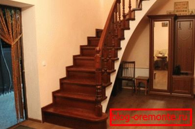 La forma más ecológica de organizar la estructura: escalones de madera (se pueden comprar bajo pedido) La forma más ecológica de organizar la estructura: escalones de madera (se pueden comprar bajo pedido)