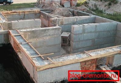 Los cimientos de hormigón prefabricado son de inmediato y muros de sótano. Los cimientos de hormigón prefabricado son de inmediato y muros de sótano.