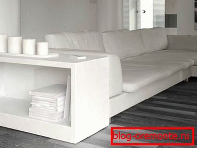 Laminado gris y muebles blancos.