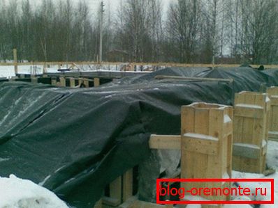 Carpa para proteger la estructura de hormigón. Carpa para proteger la estructura de hormigón.