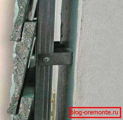Fijación de paneles a perfil vertical de metal. Fijación de paneles a perfil vertical de metal.