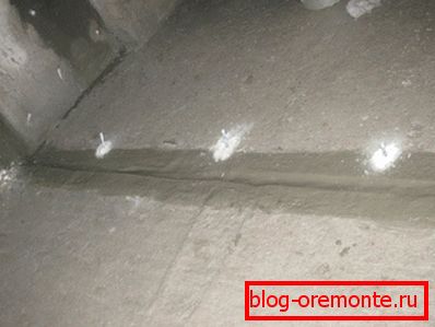 Costura en la regla, rellena con sellador y cubierta con cemento mortero Costura en la regla, rellena con sellador y cubierta con cemento mortero