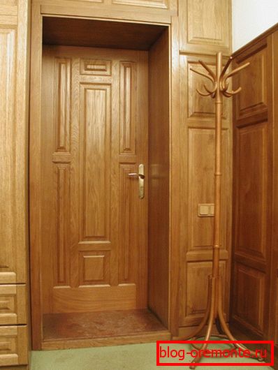 MDF chapeado: puertas, apertura de paredes y decoración de paredes en la oficina. MDF chapeado: puertas, apertura de paredes y decoración de paredes en la oficina.