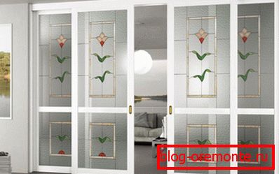 Puertas plegables de plástico con acristalamiento decorativo. Puertas plegables de plástico con acristalamiento decorativo.