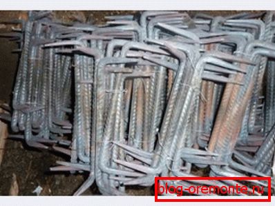 Los soportes para los sujetadores del material se pueden hacer independientemente de las piezas de refuerzo Los soportes para los sujetadores del material se pueden hacer independientemente de las piezas de refuerzo