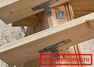Montaje de vigas deslizantes en las paredes de la casa de madera. Montaje de vigas deslizantes en las paredes de la casa de madera.
