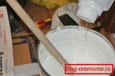 Mezclar los componentes de la pintura de acuerdo con las instrucciones.
