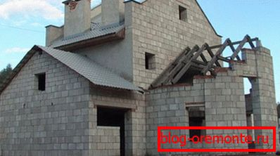 De acuerdo, es necesario esforzarse para hacer que la fachada de esta casa sea más atractiva. De acuerdo, es necesario esforzarse para hacer que la fachada de esta casa sea más atractiva.