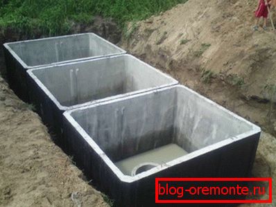 Construcción de una fosa séptica de hormigón de tres cámaras. Construcción de una fosa séptica de hormigón de tres cámaras.