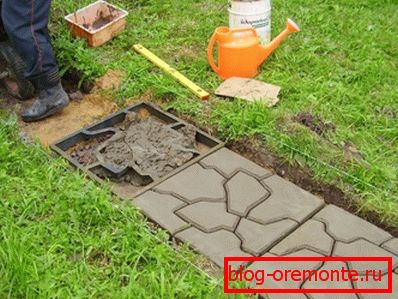 Creando una pasarela de hormigón para el jardín. Creando una pasarela de hormigón para el jardín.
