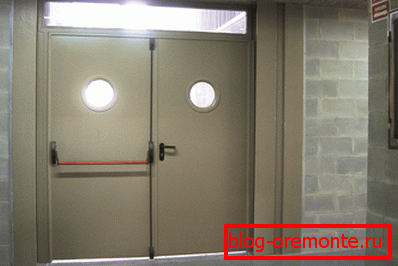 Puerta de emergencia de acero sin umbral. Puerta de emergencia de acero sin umbral.