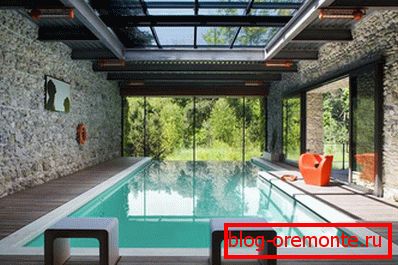 Techo de cristal sobre la piscina.