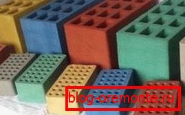 La estructura de bloques de hormigón coloreado se ve mucho más interesante.
