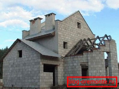 Los bloques de construcción no pueden presumir del buen aspecto original, pero hay muchos materiales para su posterior decoración. Los bloques de construcción no pueden presumir del buen aspecto original, pero hay muchos materiales para su posterior decoración.