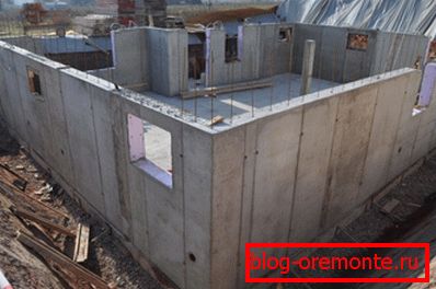 Construcción de una casita monolítica.