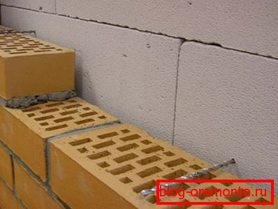 La estructura de la pared con un hueco y se enlaza en forma de clavos en espiral. La estructura de la pared con un hueco y se enlaza en forma de clavos en espiral.