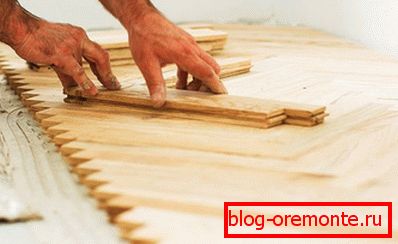 Colocación de parquet sobre una base sólida.