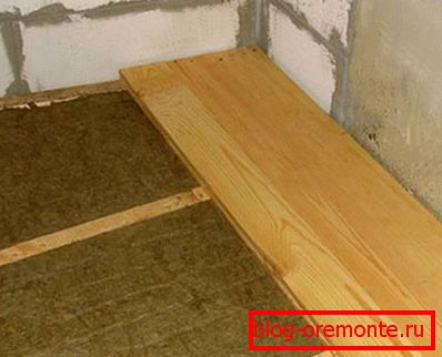 Parte superior de los troncos de cemento, lana mineral y una tabla con conejos. Parte superior de los troncos de cemento, lana mineral y una tabla con conejos.