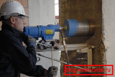 Perforación de agujeros para zócalos utilizando un taladro. Perforación de agujeros para zócalos utilizando un taladro.