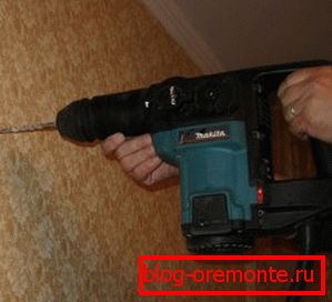 Perforación de un muro de hormigón con un perforador. Perforación de un muro de hormigón con un perforador.