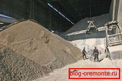 Las materias primas para la preparación de soluciones de concreto se preparan y almacenan en instalaciones especiales de almacenamiento. Las materias primas para la preparación de soluciones de concreto se preparan y almacenan en instalaciones especiales de almacenamiento.