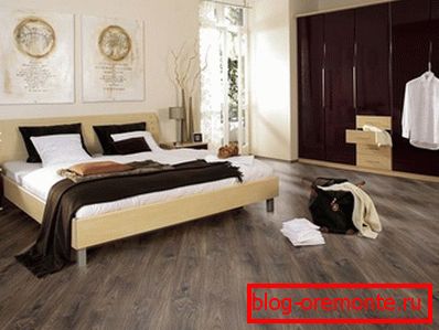 El piso oscuro se ve muy bien en habitaciones grandes.