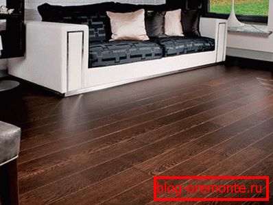 La combinación de un suelo oscuro con muebles claros.
