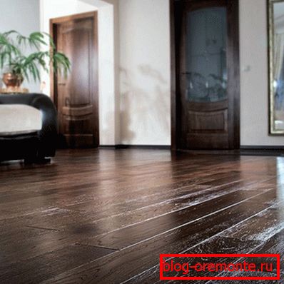 La combinación de laminado oscuro con paredes claras.