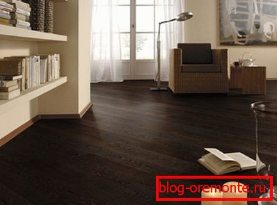 Tonos lechosos del interior combinados con un laminado oscuro.