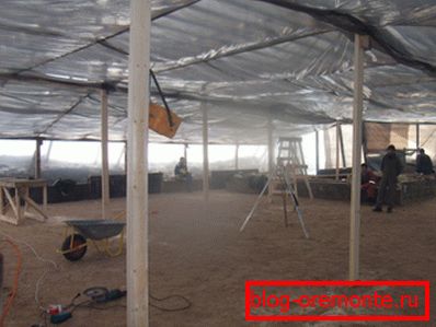 Teplyak se puede construir a partir de materiales de desecho, como un dosel de techo, puede utilizar una lona o una envoltura de plástico Teplyak se puede construir a partir de materiales de desecho, como un dosel de techo, puede utilizar una lona o una envoltura de plástico