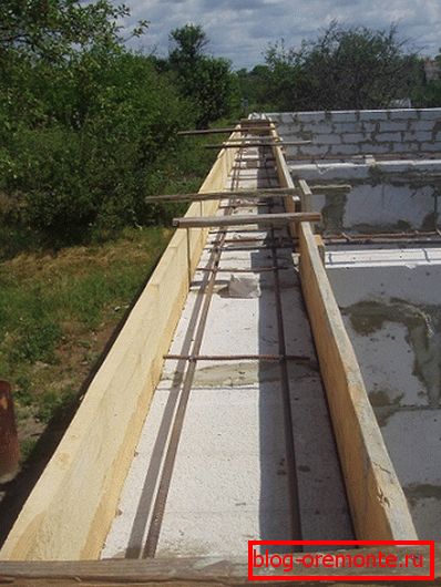 Fabricación típica de correas de refuerzo con encofrado de madera. Fabricación típica de correas de refuerzo con encofrado de madera.
