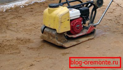 Golpear la capa de drenaje debajo del concreto con la ayuda de una placa vibratoria Golpear la capa de drenaje debajo del concreto con la ayuda de una placa vibratoria