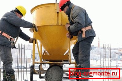 El endurecimiento de una piedra de concreto ocurre debido a la interacción química de sus componentes.