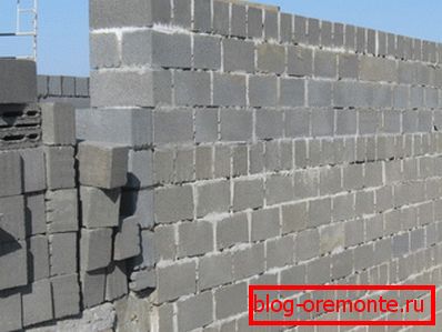 Estamos aprendiendo a construir paredes de bloques de arcilla expandida. Estamos aprendiendo a construir paredes de bloques de arcilla expandida.