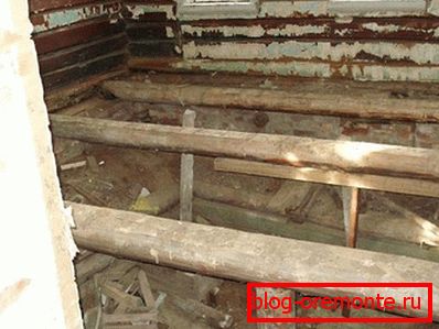 Profundizando el suelo en una casa de madera. Profundizando el suelo en una casa de madera.