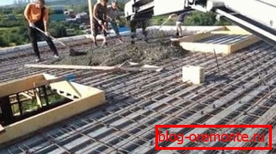 Colocación de hormigón en el techo con refuerzo. Colocación de hormigón en el techo con refuerzo.