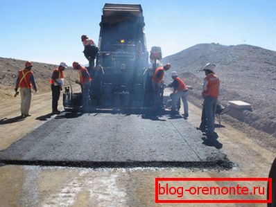 Colocación de la calzada en el suelo precompactado. Colocación de la calzada en el suelo precompactado.