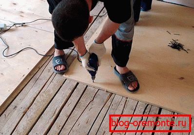 Colocación de madera contrachapada sobre suelo de madera