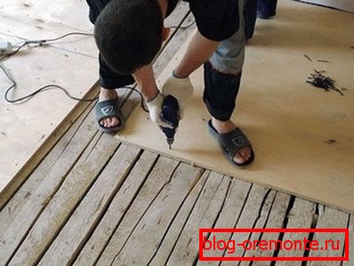 Sujete las hojas al suelo de madera.