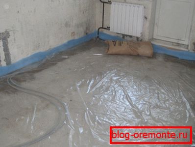 Colocación de impermeabilización bajo la solera seca. Colocación de impermeabilización bajo la solera seca.